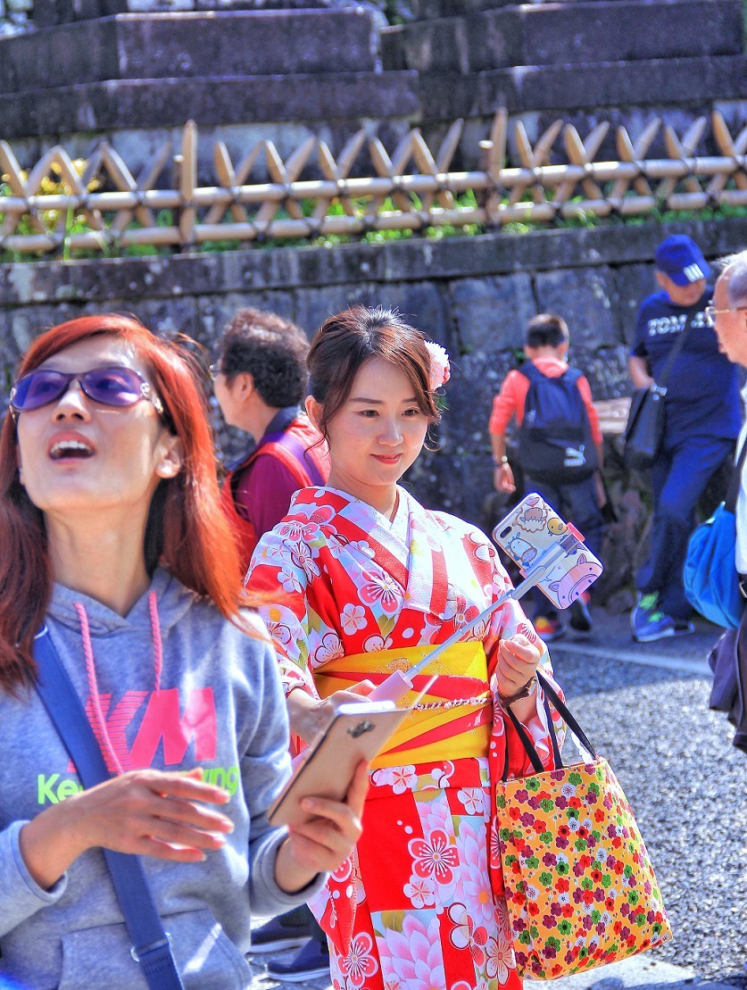 日本旅游六《进入景点抓拍的美女》人挤人看到美女就咔嚓大爷来了管你同意不同意！