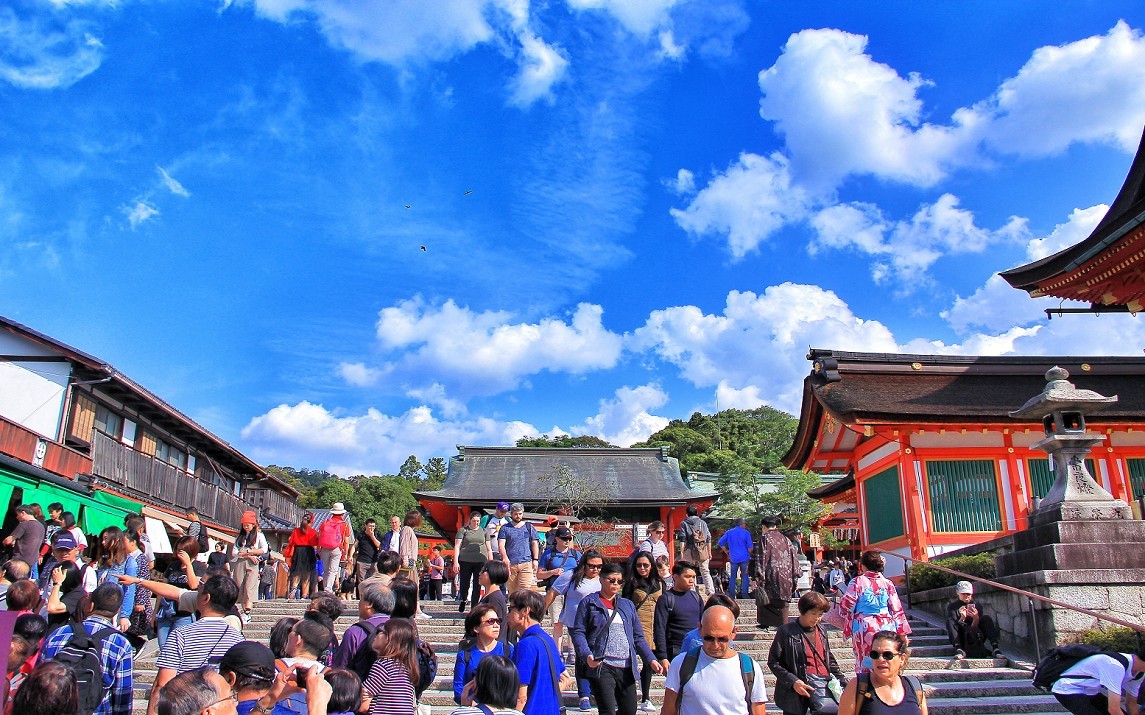 日本旅游六《进入景点抓拍的美女》人挤人看到美女就咔嚓大爷来了管你同意不同意！