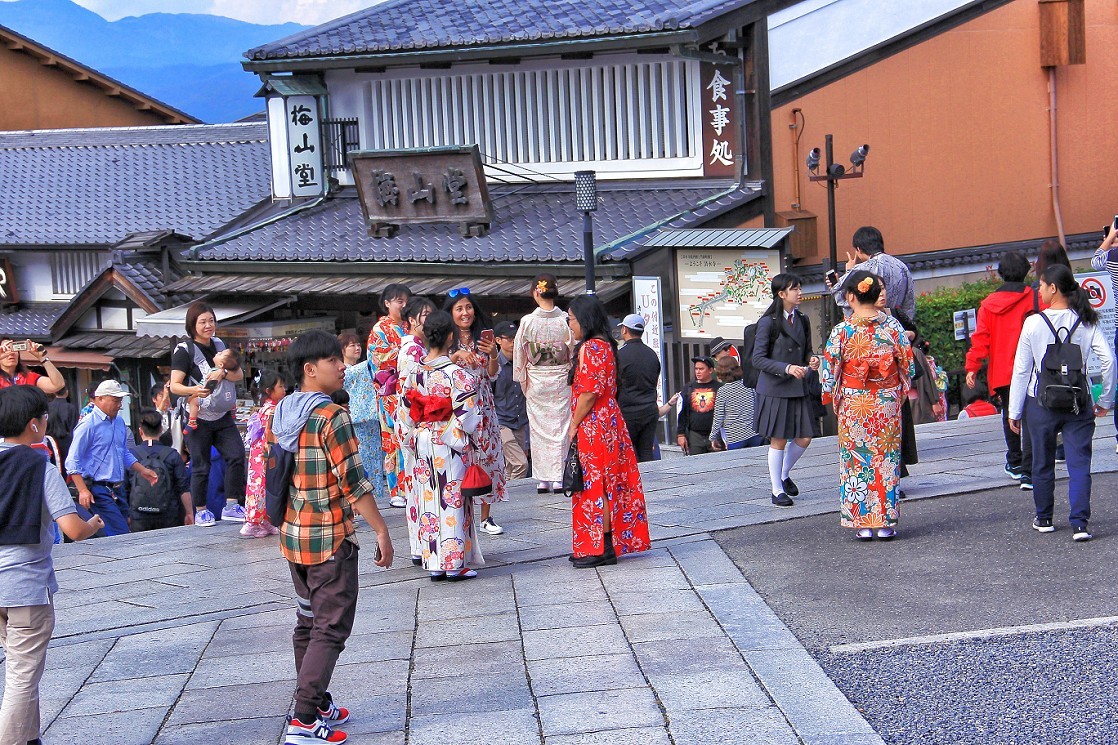 日本旅游六《进入景点抓拍的美女》人挤人看到美女就咔嚓大爷来了管你同意不同意！