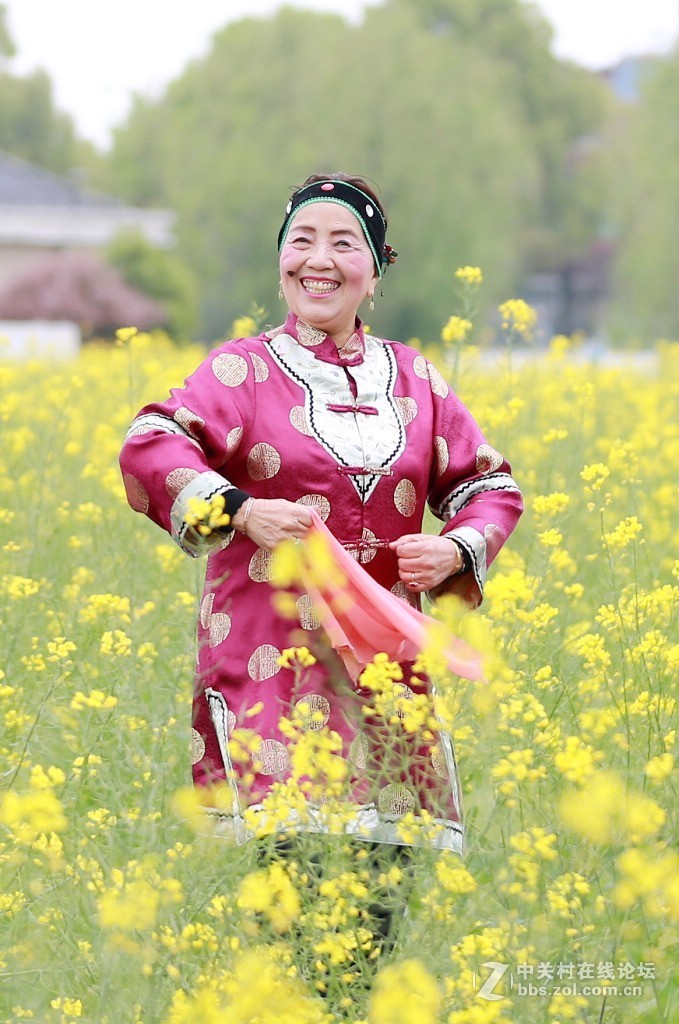 最美村光罗店油菜花田间的媒婆姐妹