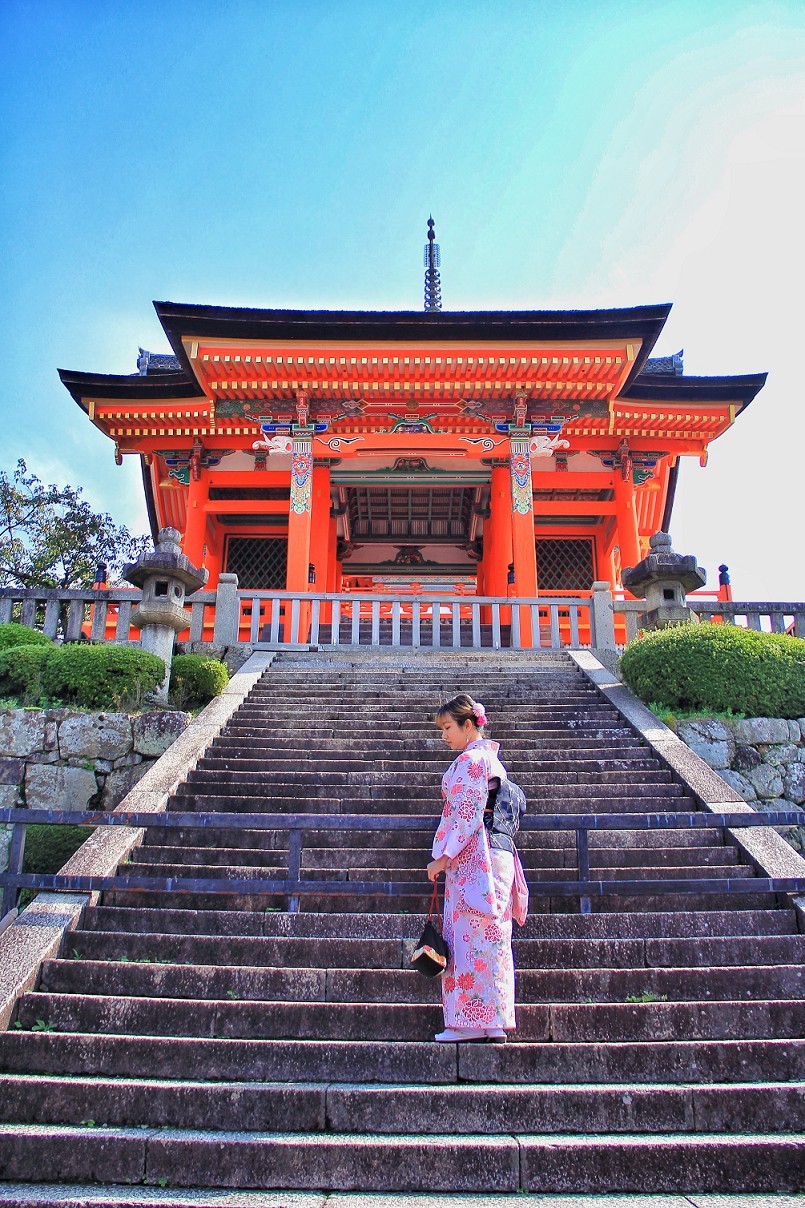 日本旅游六《进入景点抓拍的美女》人挤人看到美女就咔嚓大爷来了管你同意不同意！