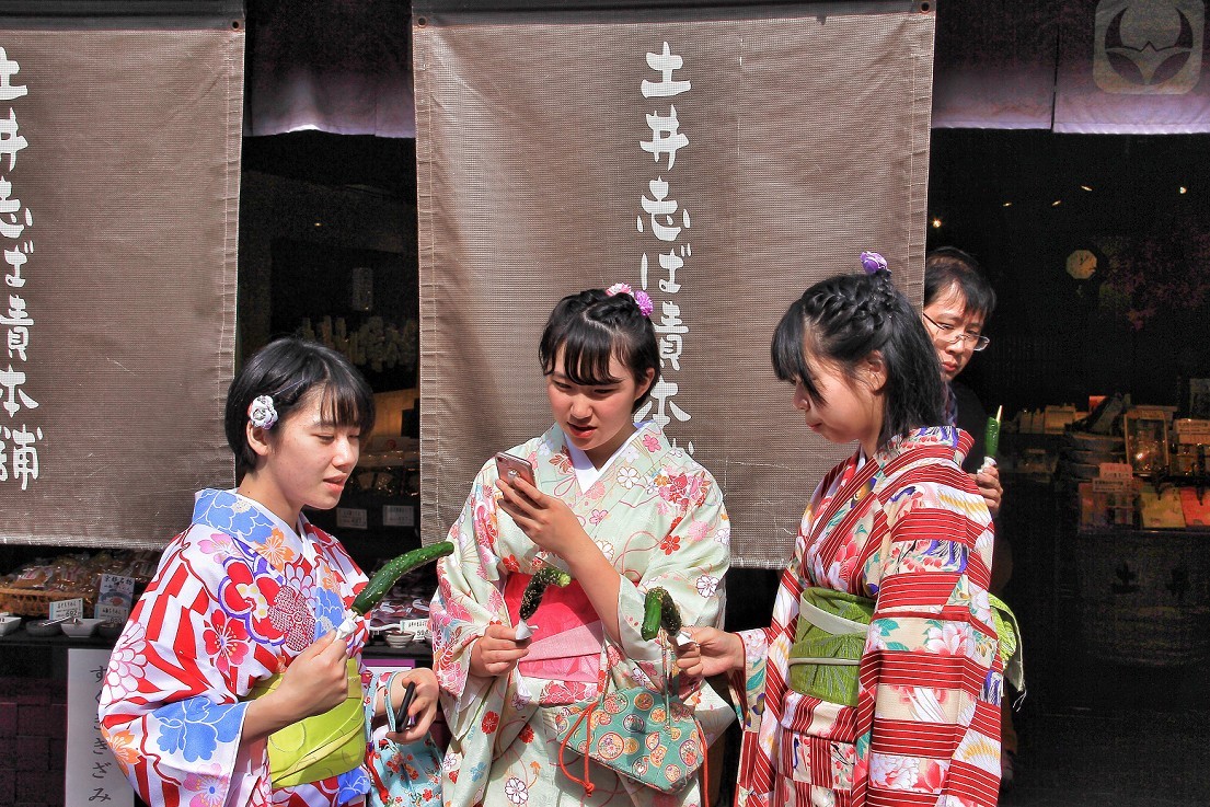 日本旅游六《进入景点抓拍的美女》人挤人看到美女就咔嚓大爷来了管你同意不同意！