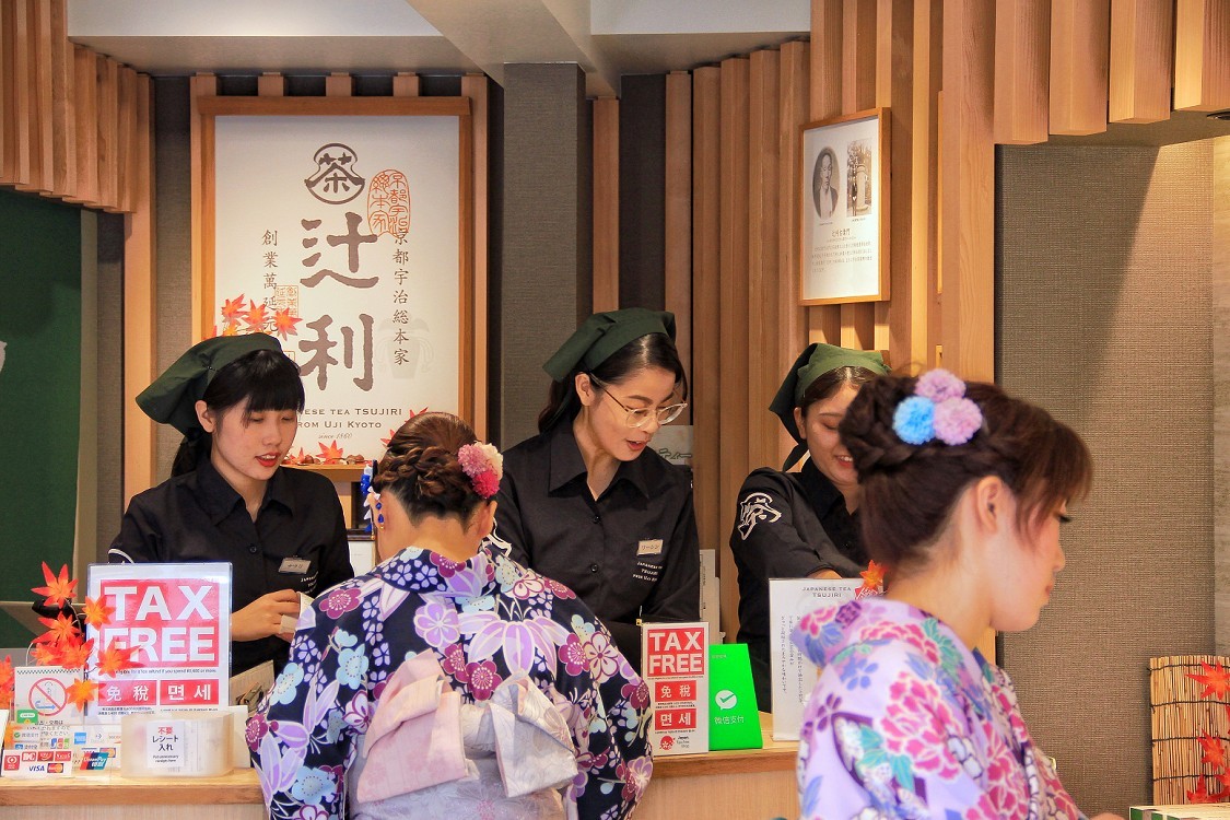 日本旅游六《进入景点抓拍的美女》人挤人看到美女就咔嚓大爷来了管你同意不同意！