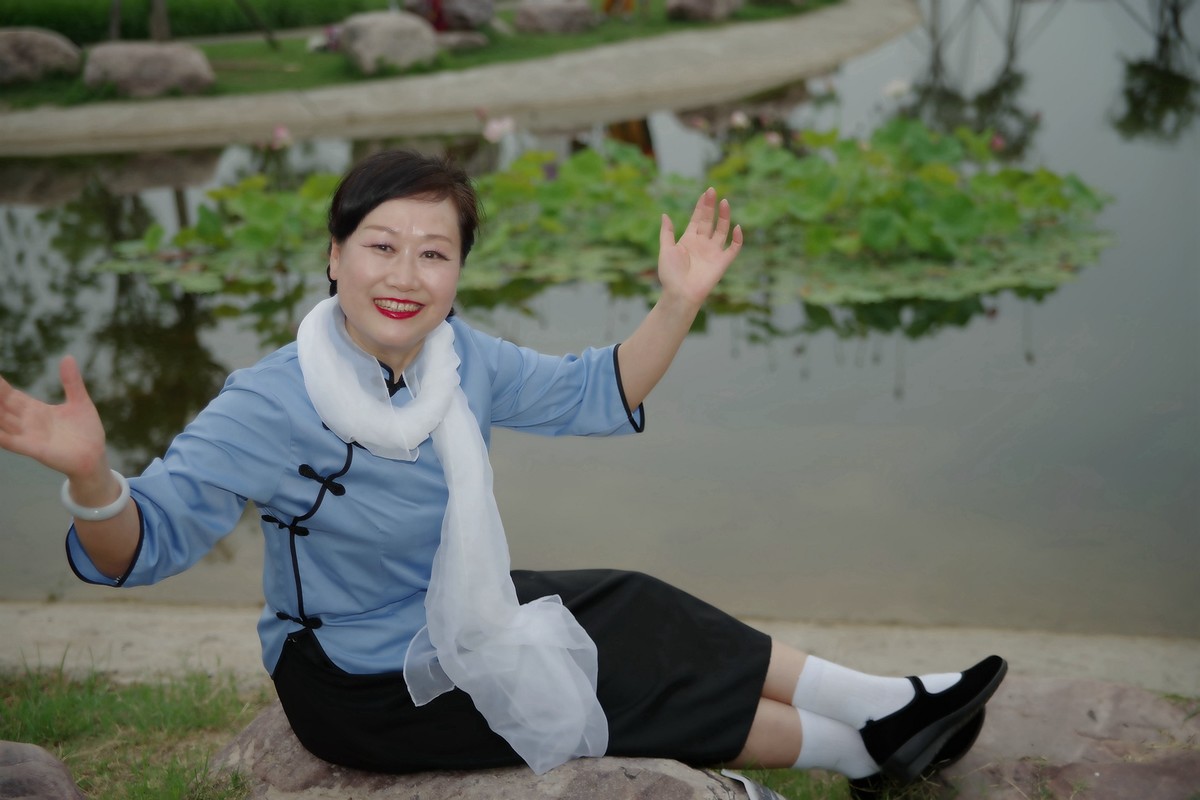 环境人像外拍锦锦美女老师池塘边的民国风