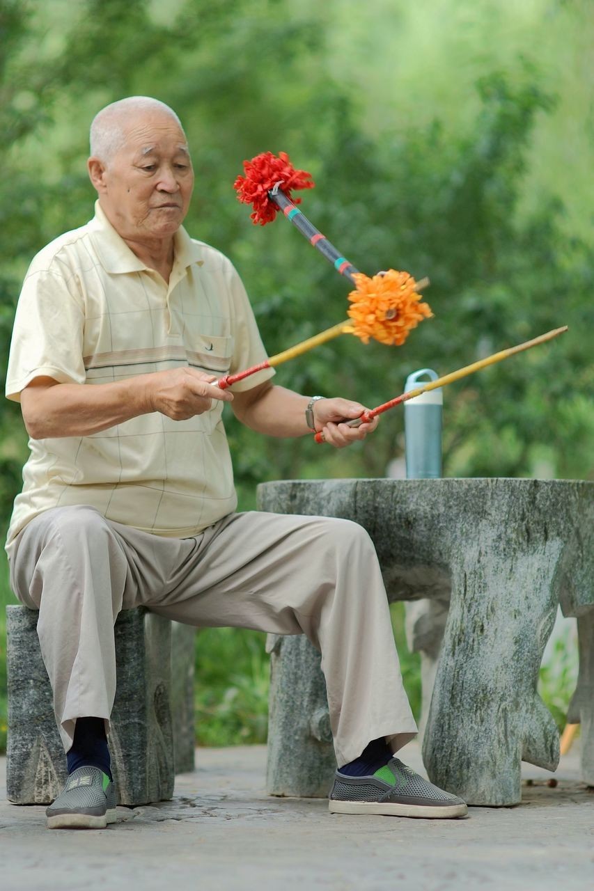 八旬老翁耍花棍儿