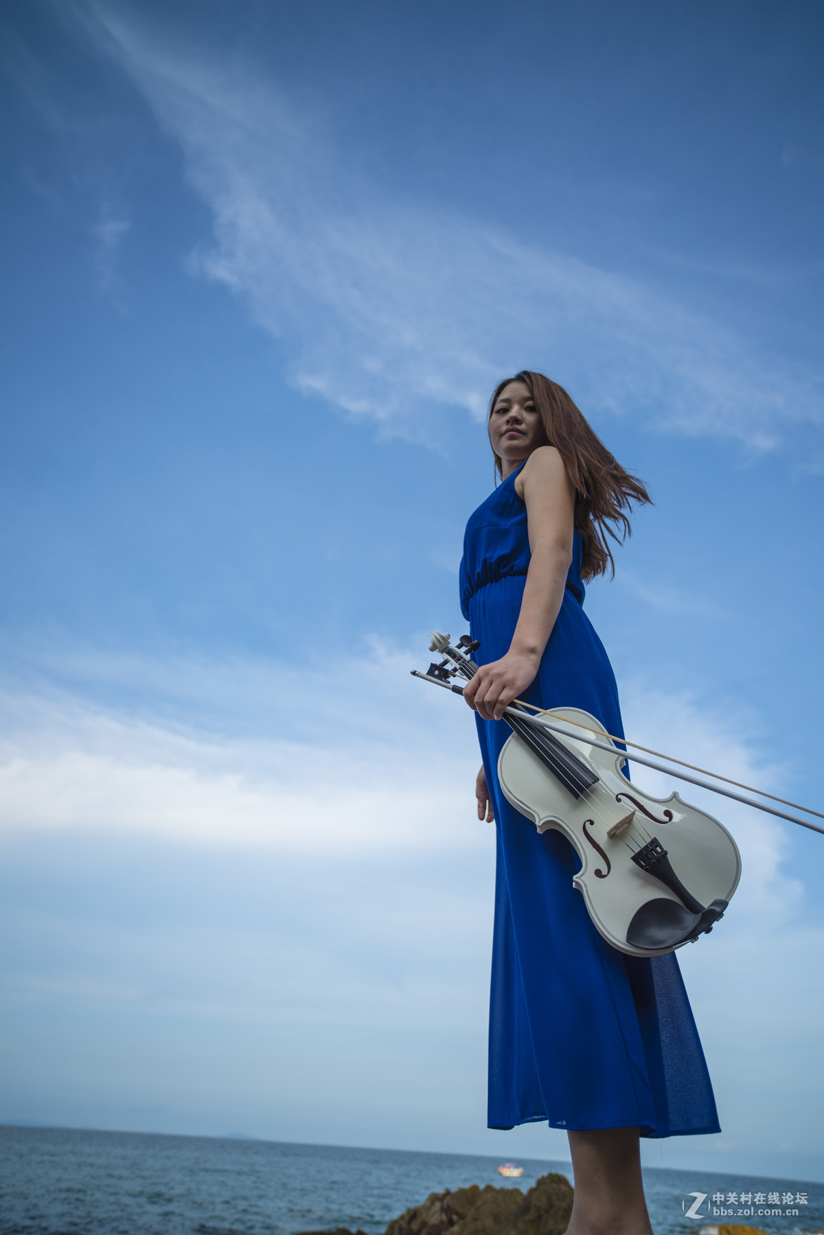 美女海浪小提琴又到鹿嘴山庄