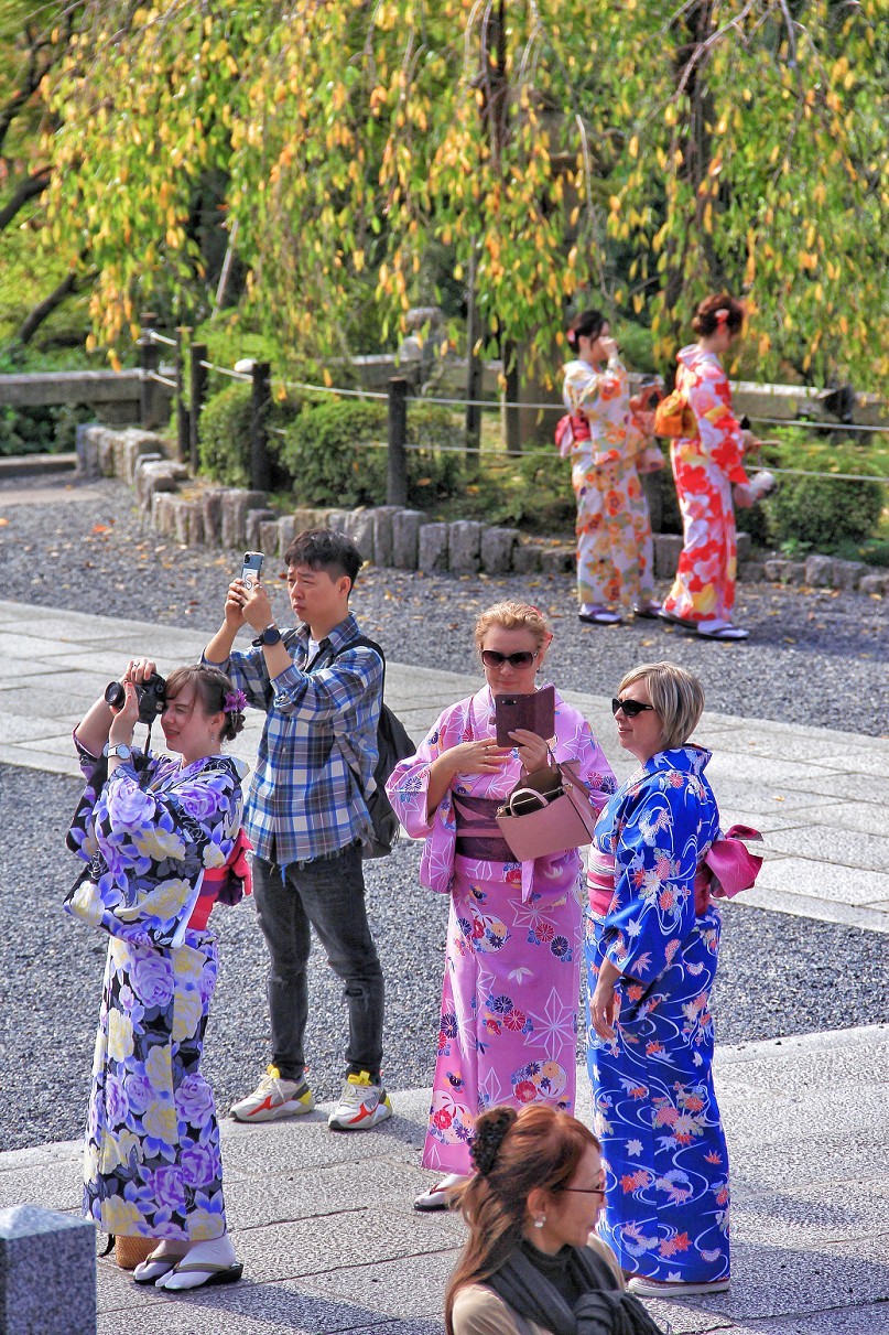 日本旅游七《花花绿绿都是美女》挂两个相机更有优势，老槐版主这条件更成熟！哈哈