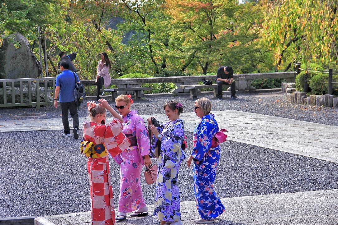日本旅游七《花花绿绿都是美女》挂两个相机更有优势，老槐版主这条件更成熟！哈哈