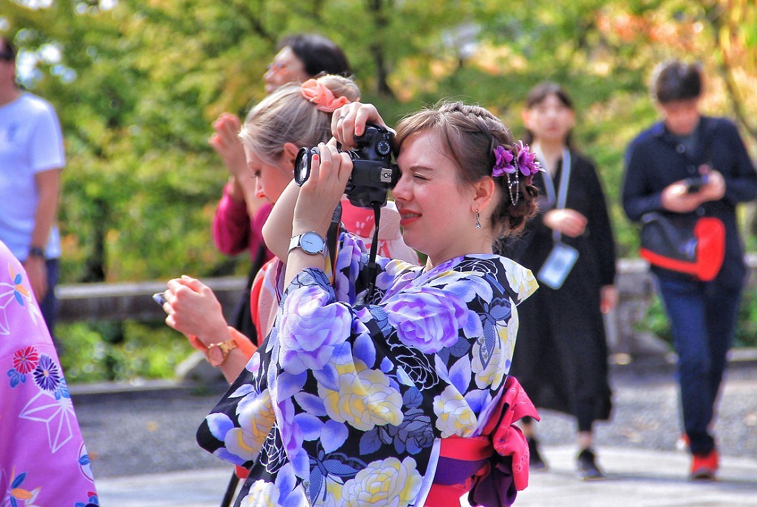日本旅游七《花花绿绿都是美女》挂两个相机更有优势，老槐版主这条件更成熟！哈哈