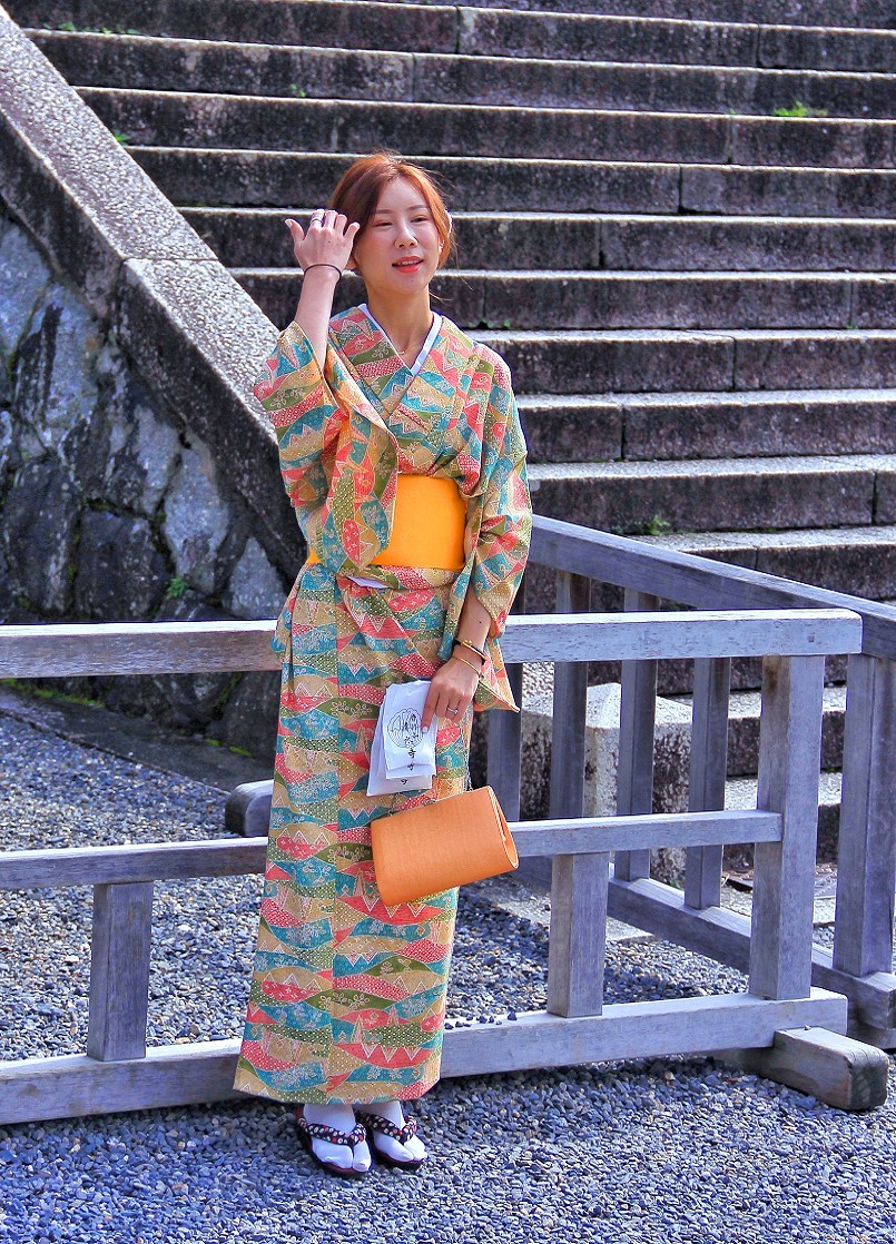 日本旅游七《花花绿绿都是美女》挂两个相机更有优势，老槐版主这条件更成熟！哈哈