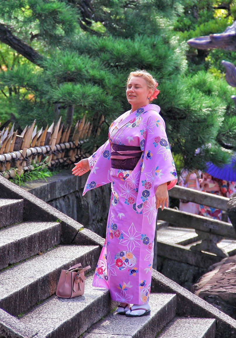 日本旅游七《花花绿绿都是美女》挂两个相机更有优势，老槐版主这条件更成熟！哈哈