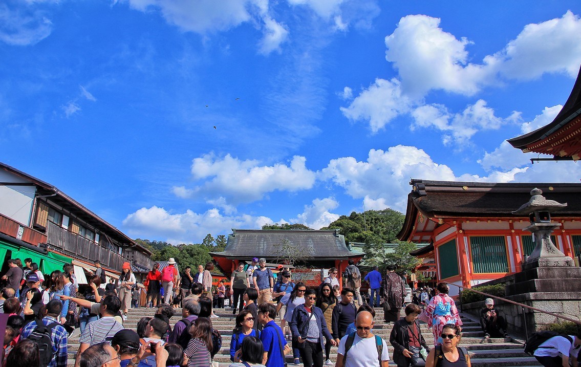 日本旅游七《花花绿绿都是美女》挂两个相机更有优势，老槐版主这条件更成熟！哈哈