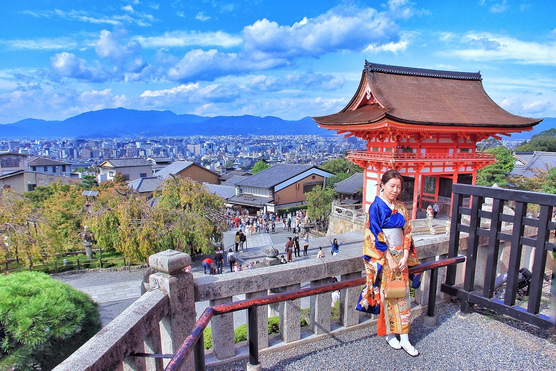 日本旅游七《花花绿绿都是美女》挂两个相机更有优势，老槐版主这条件更成熟！哈哈