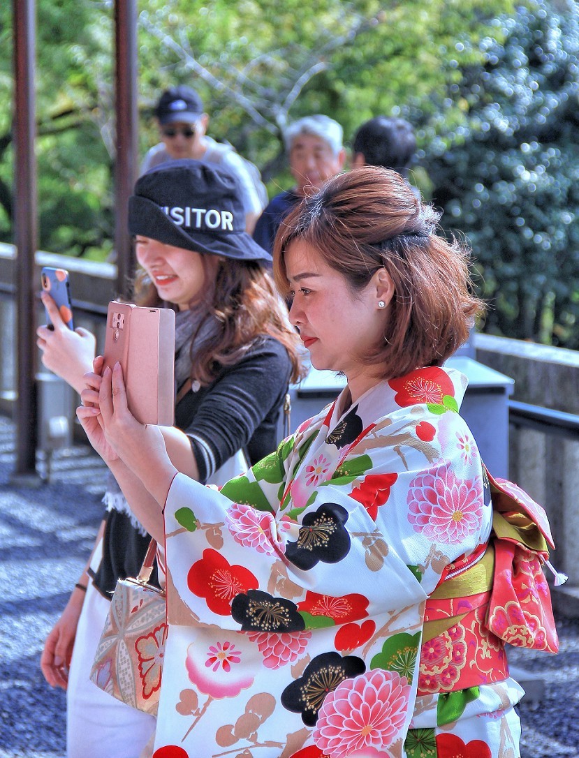 日本旅游七《花花绿绿都是美女》挂两个相机更有优势，老槐版主这条件更成熟！哈哈