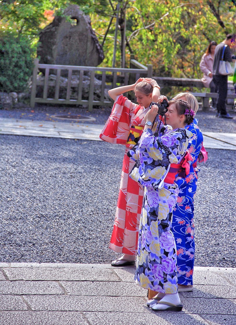 日本旅游七《花花绿绿都是美女》挂两个相机更有优势，老槐版主这条件更成熟！哈哈