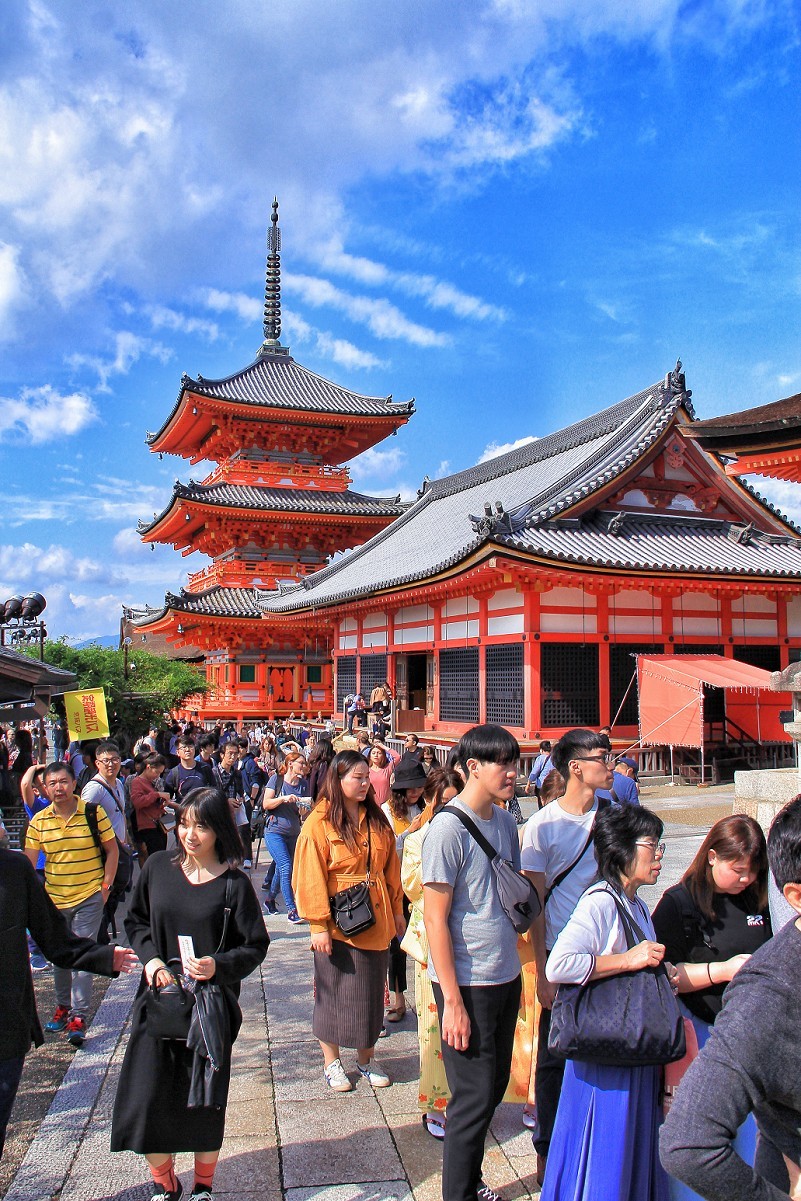 日本旅游七《花花绿绿都是美女》挂两个相机更有优势，老槐版主这条件更成熟！哈哈