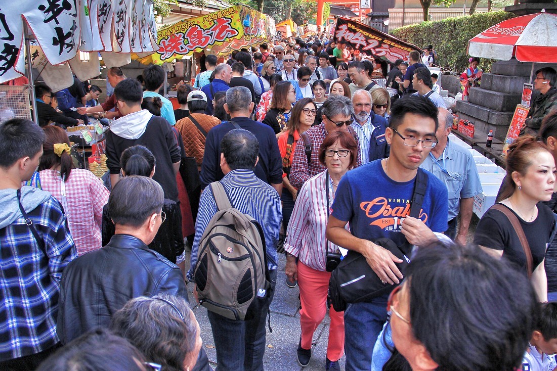 日本旅游七《花花绿绿都是美女》挂两个相机更有优势，老槐版主这条件更成熟！哈哈