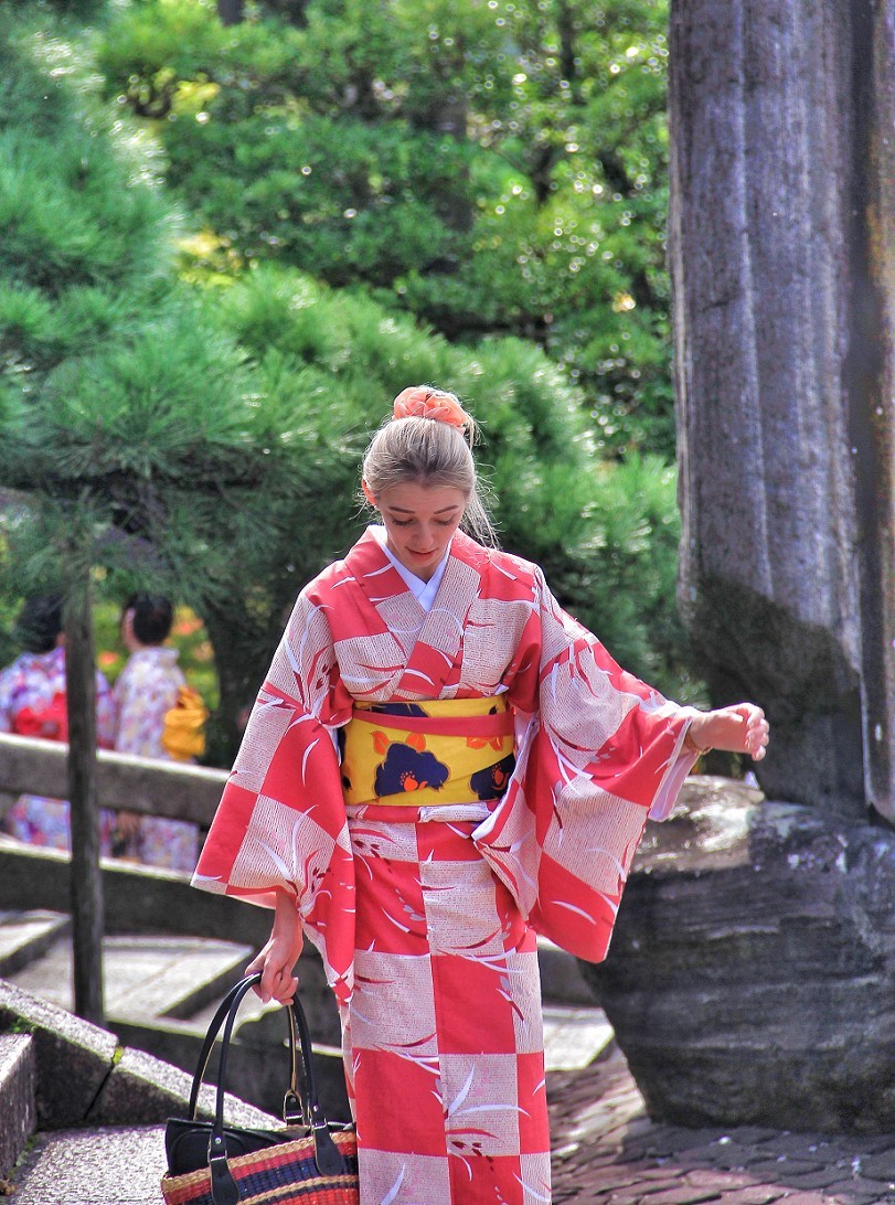 日本旅游七《花花绿绿都是美女》挂两个相机更有优势，老槐版主这条件更成熟！哈哈