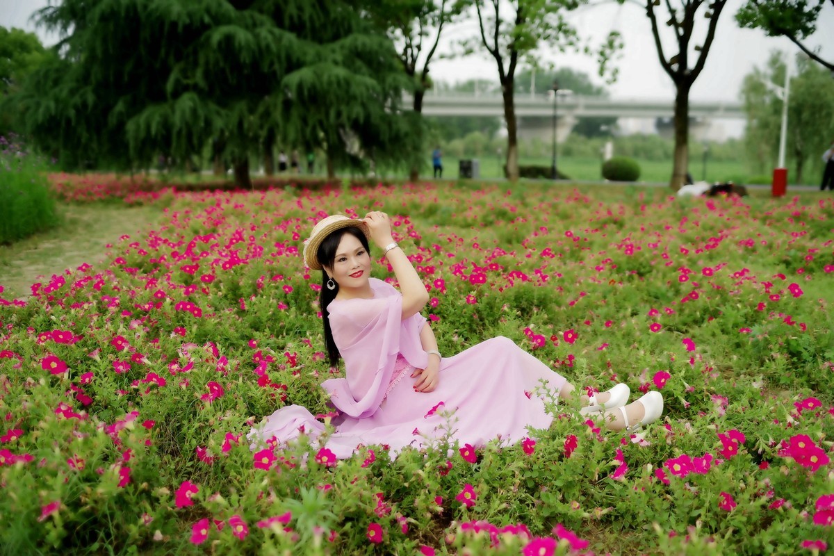 环境人像外拍鲜花丛中的晓风美女老师