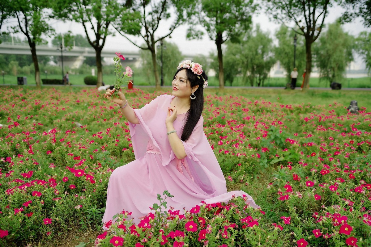 环境人像外拍鲜花丛中的晓风美女老师