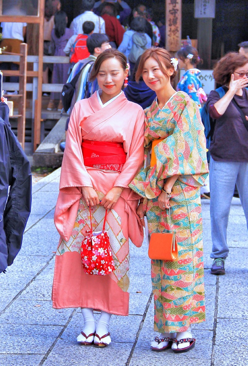 日本旅游七《花花绿绿都是美女》挂两个相机更有优势，老槐版主这条件更成熟！哈哈