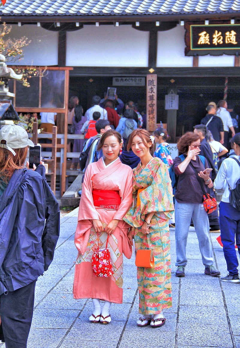 日本旅游七《花花绿绿都是美女》挂两个相机更有优势，老槐版主这条件更成熟！哈哈