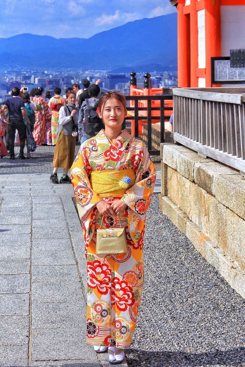 日本旅游七《花花绿绿都是美女》挂两个相机更有优势，老槐版主这条件更成熟！哈哈