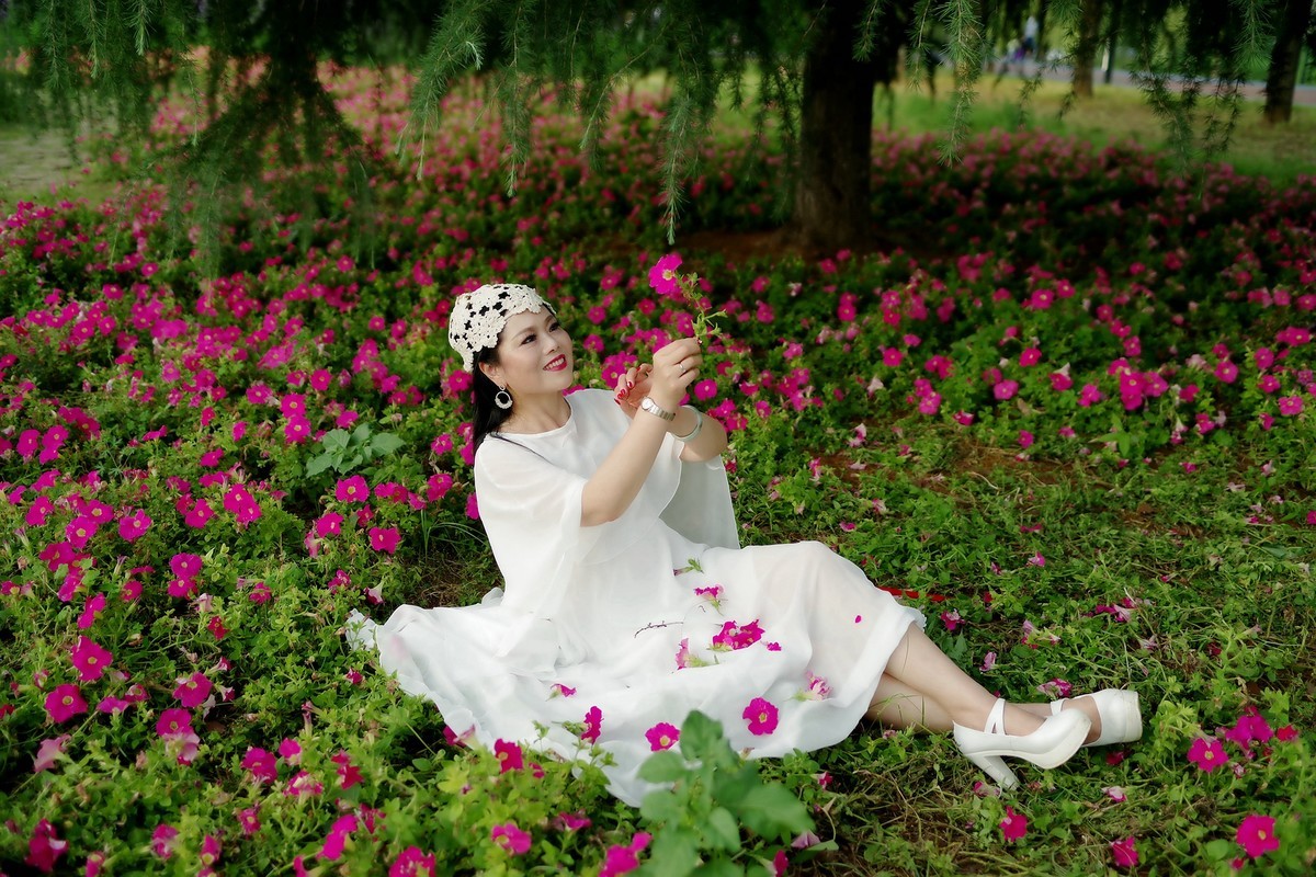 环境人像外拍鲜花丛中的晓风美女老师