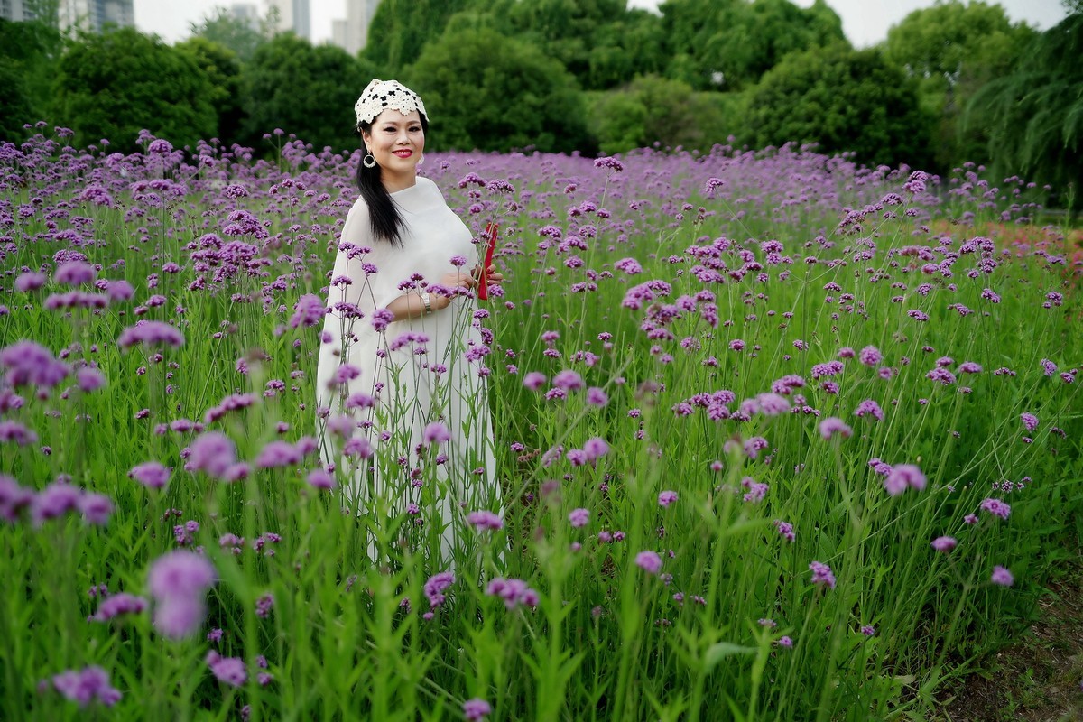 环境人像外拍鲜花丛中的晓风美女老师