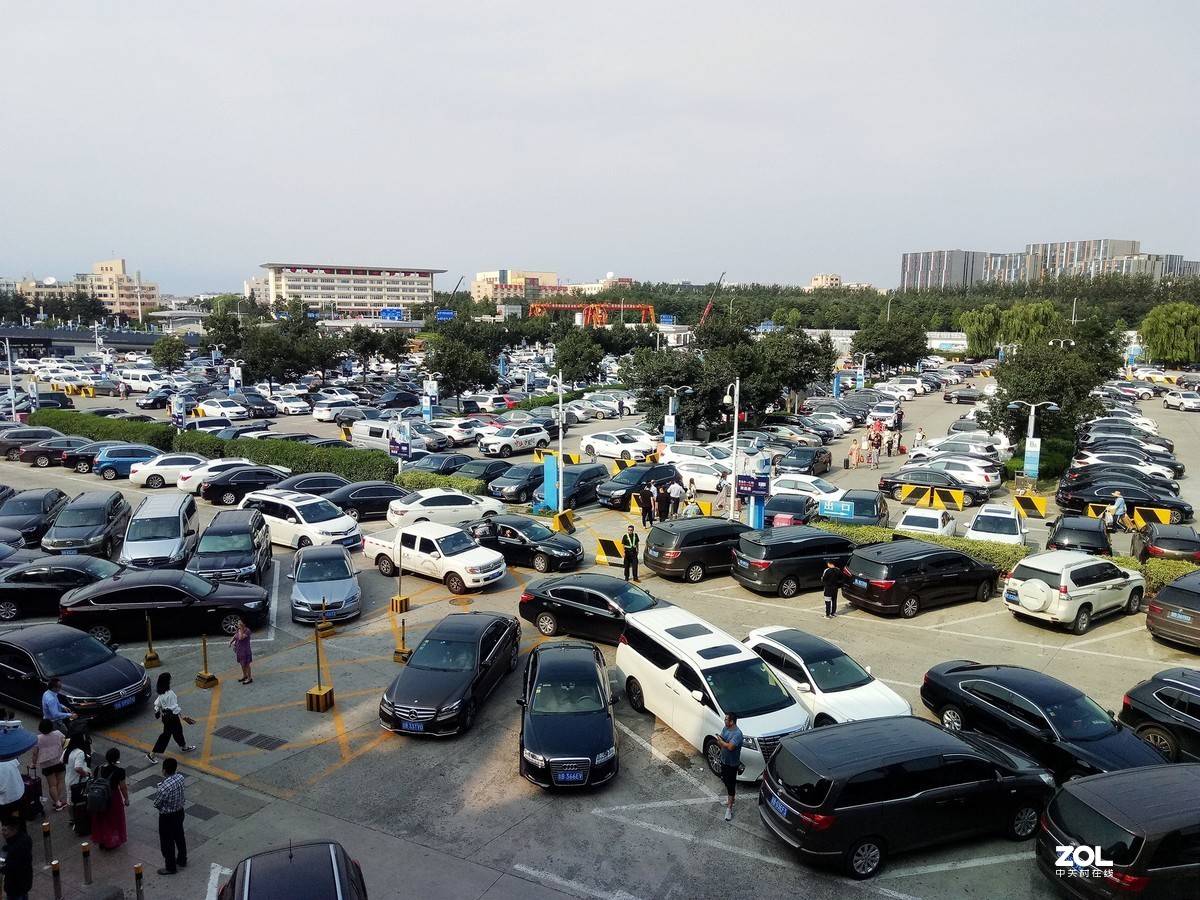 手机拍青岛流亭机场停车场——2