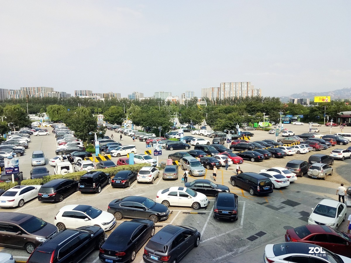手机拍青岛流亭机场停车场——2