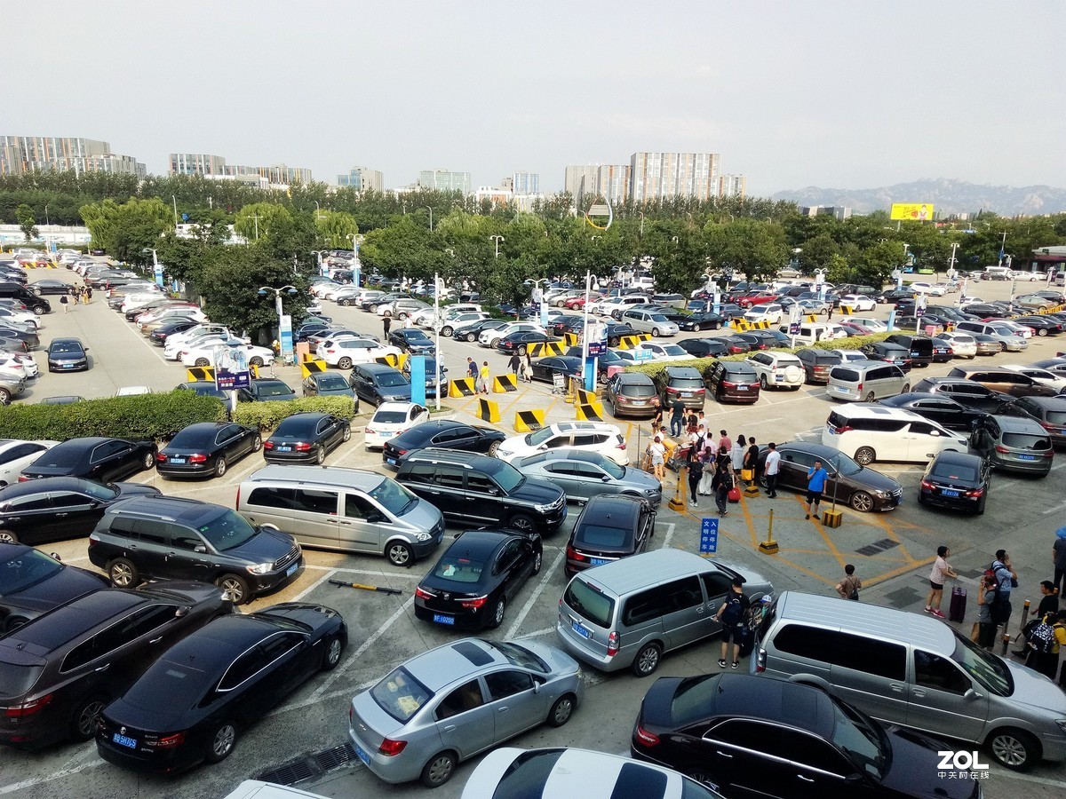 手机拍青岛流亭机场停车场——2