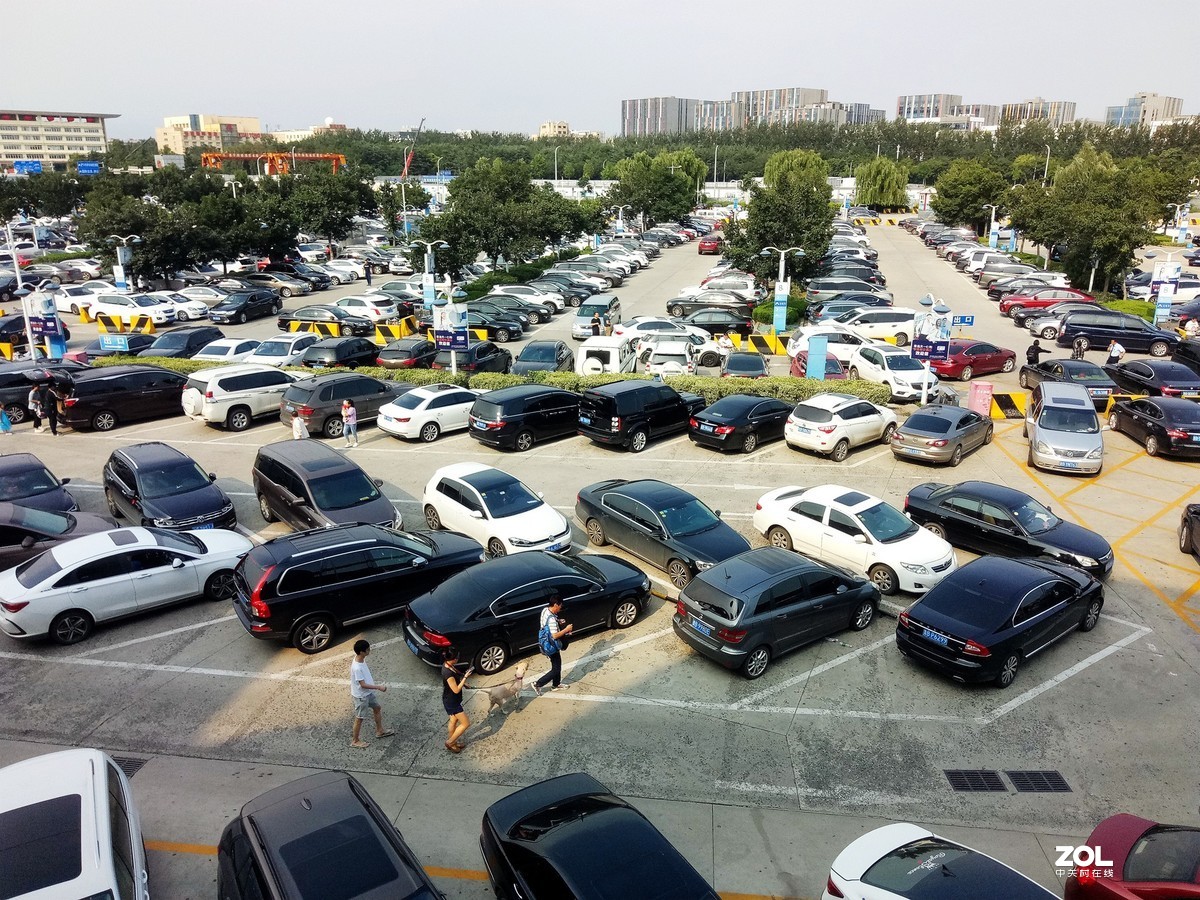 手机拍青岛流亭机场停车场——2