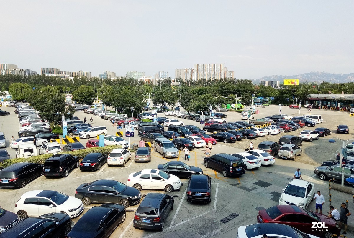 手机拍青岛流亭机场停车场——2