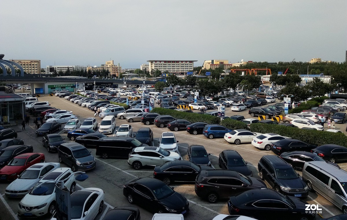 手机拍青岛流亭机场停车场——2