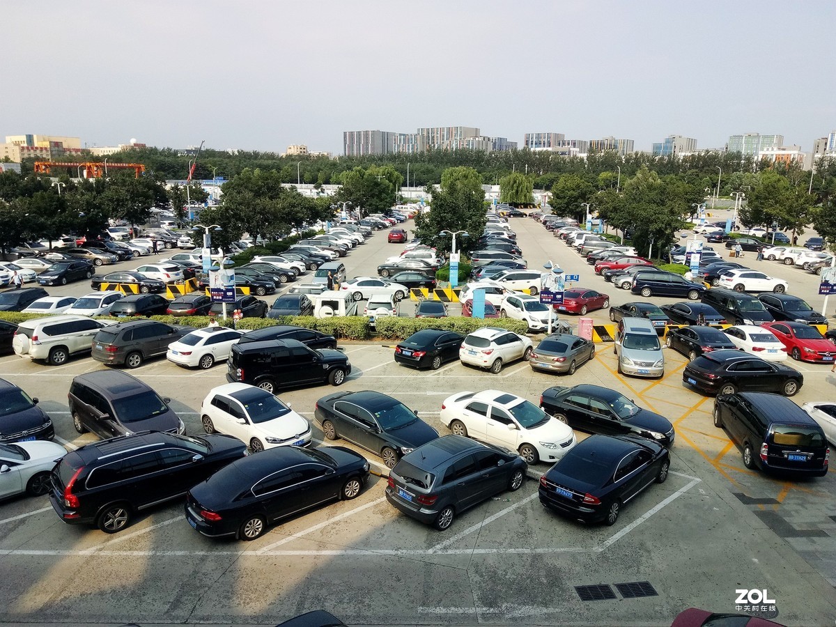 手机拍青岛流亭机场停车场——2