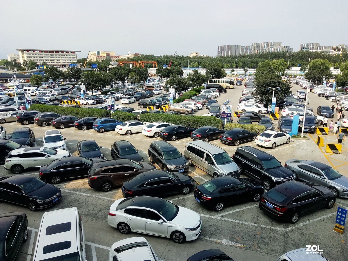 手机拍青岛流亭机场停车场——2