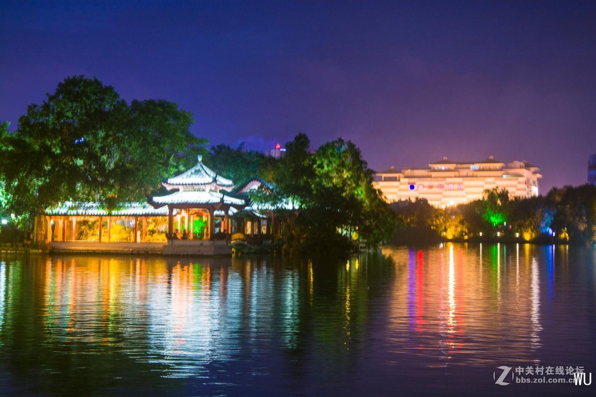 今晚练习铁手功,手持拍摄榕湖夜景.