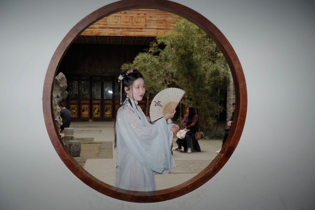 环境人像外拍--橙子女孩休闲在汉口里！。。。。。