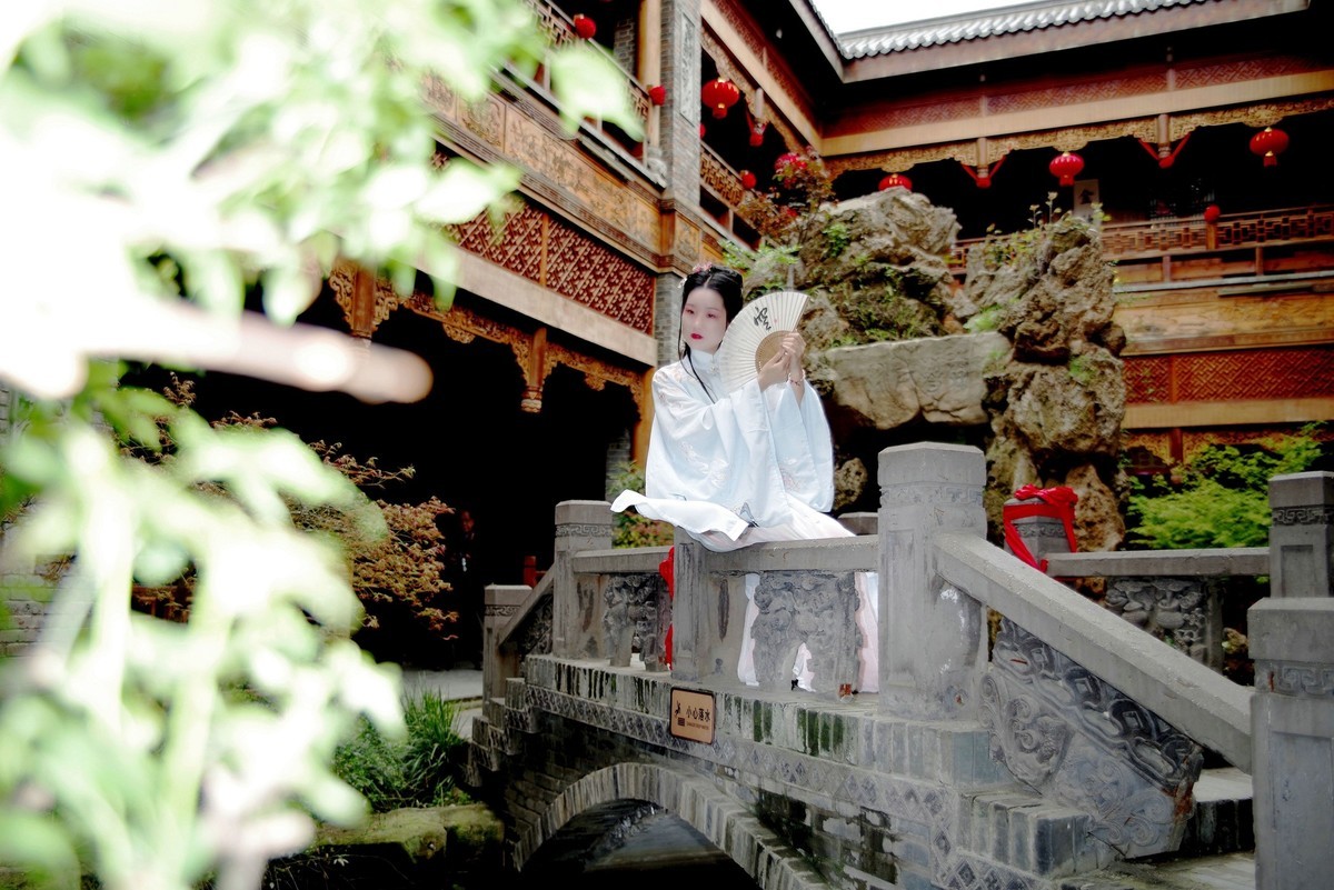 环境人像外拍--橙子女孩休闲在汉口里！。。。。。