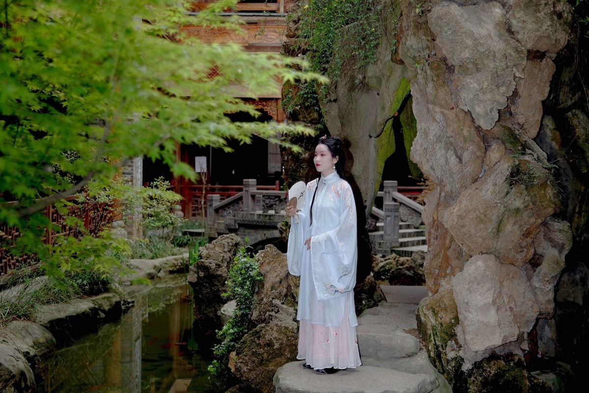 环境人像外拍--橙子女孩休闲在汉口里！。。。。。