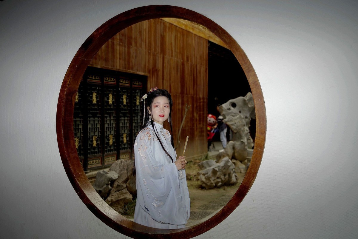 环境人像外拍--橙子女孩休闲在汉口里！。。。。。