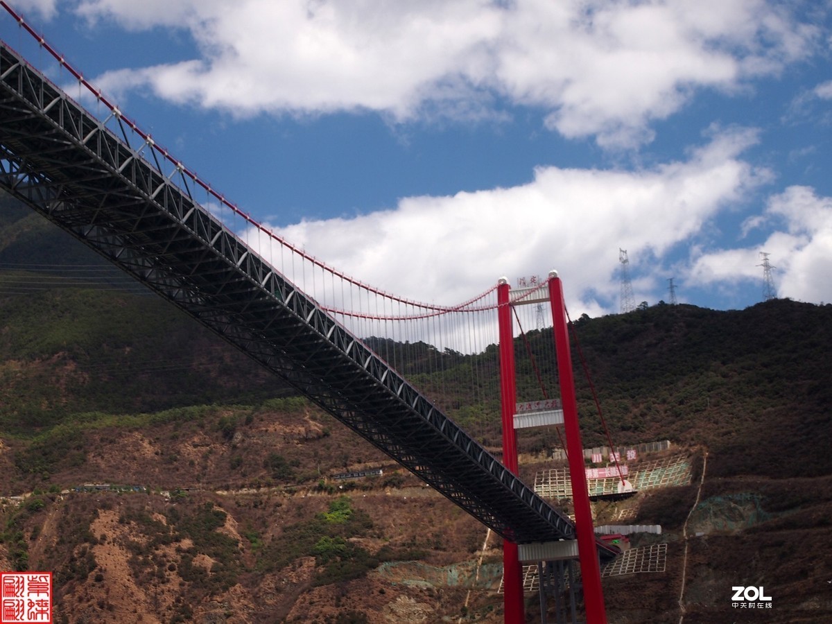 坐落在大渡河的川藏第一高架桥