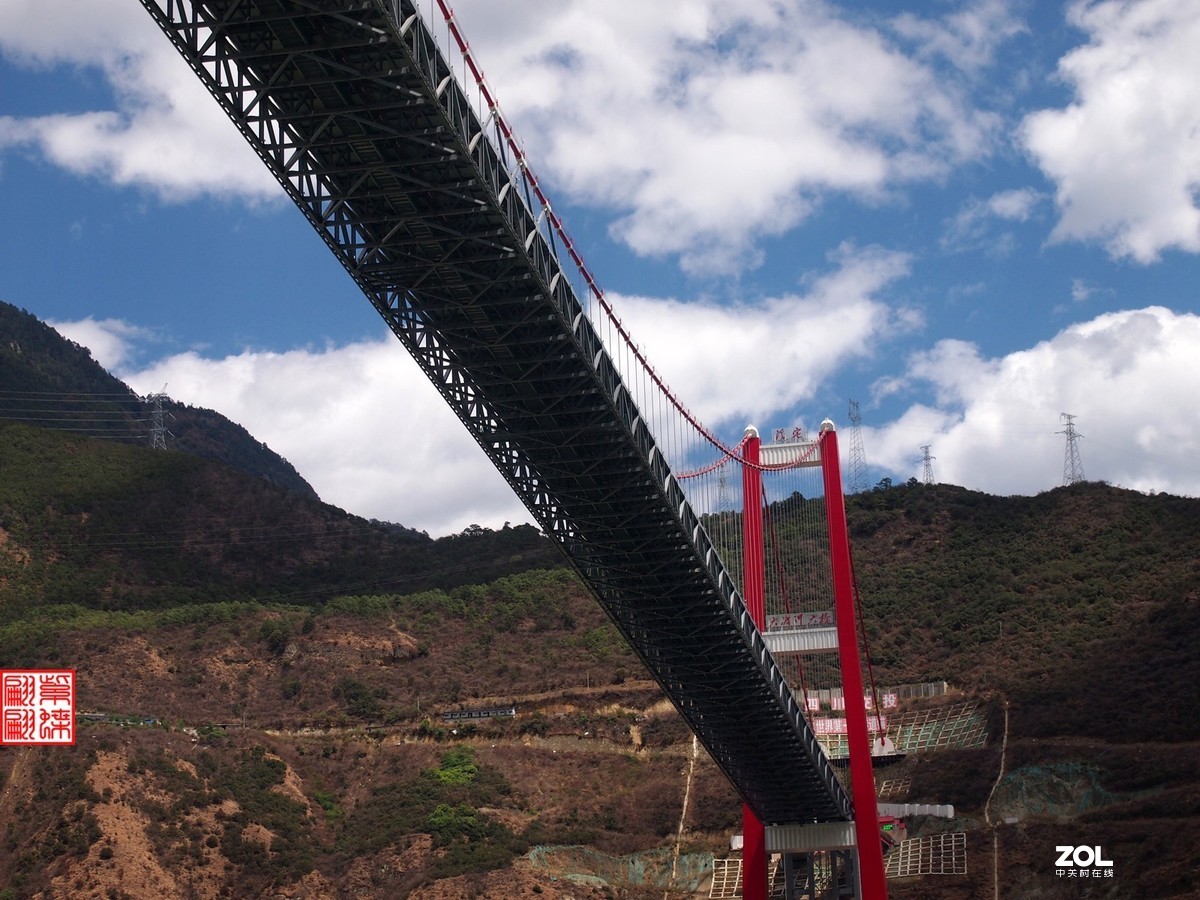 坐落在大渡河的川藏第一高架桥