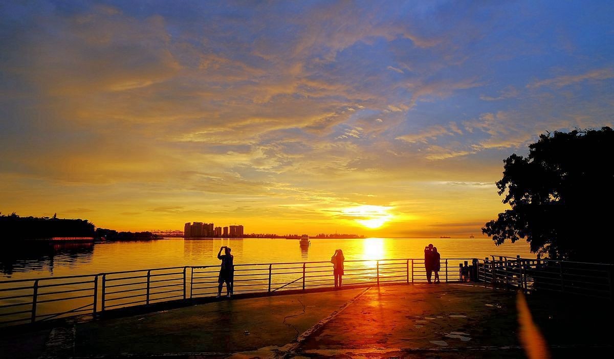 【雷雨过后的金色晚霞】