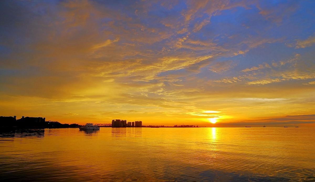 【雷雨过后的金色晚霞】