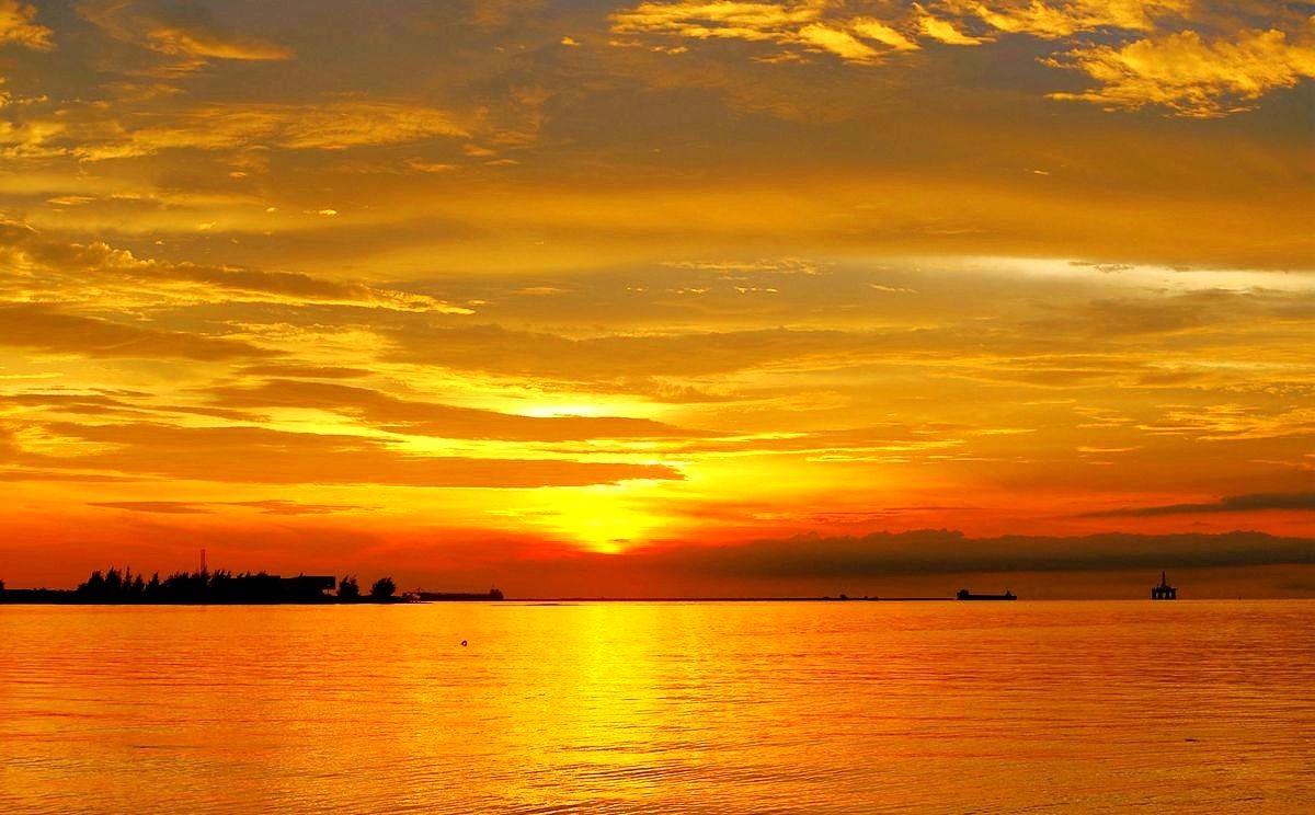 【雷雨过后的金色晚霞】