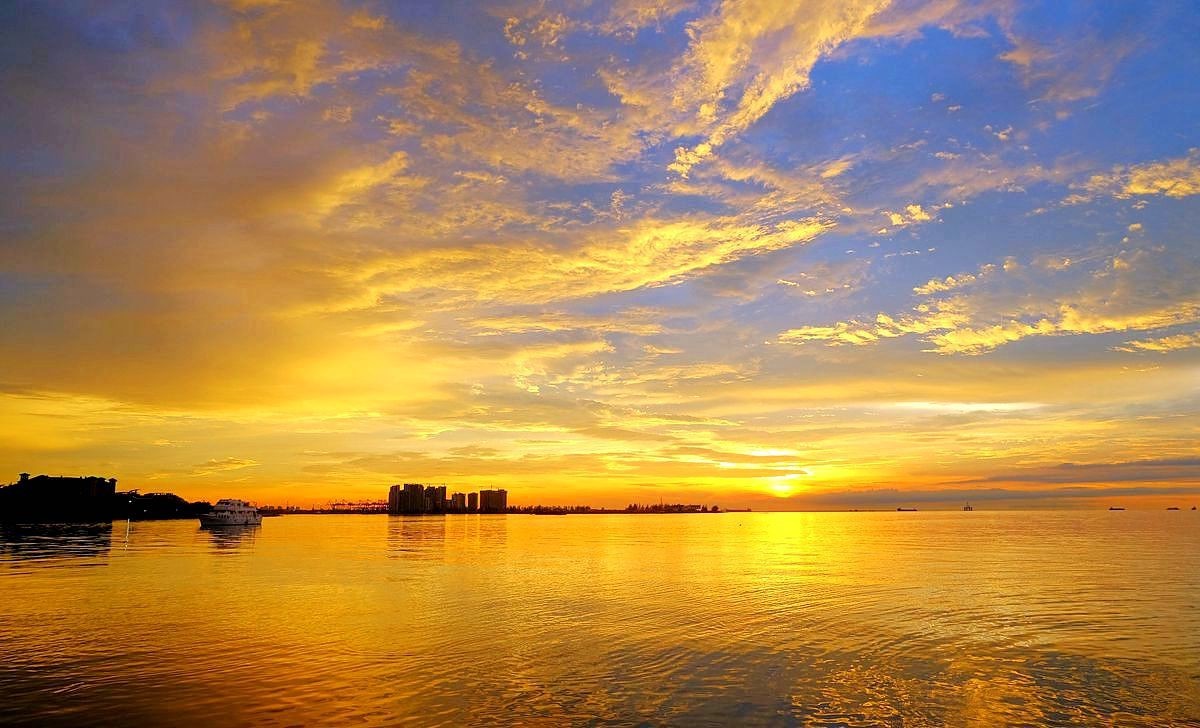 【雷雨过后的金色晚霞】