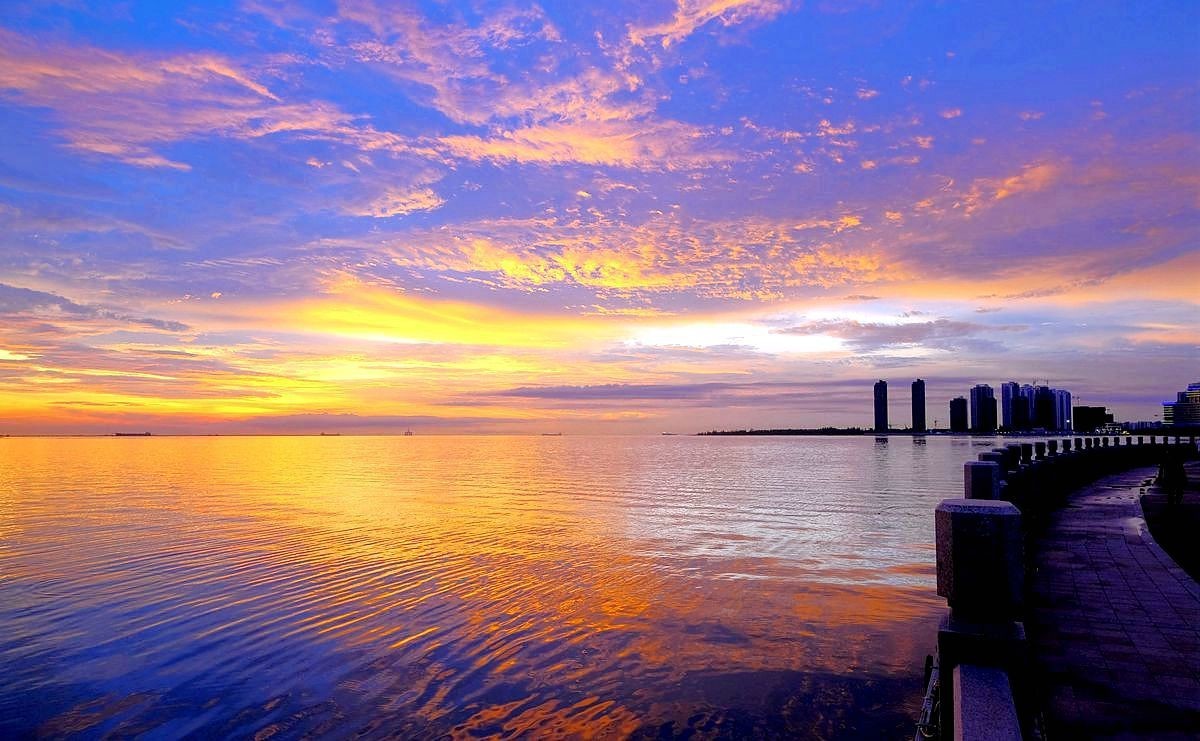 【雷雨过后的金色晚霞】