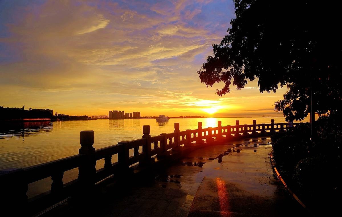 【雷雨过后的金色晚霞】